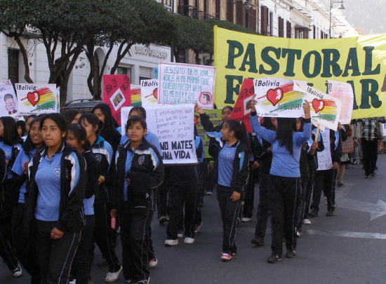 MASIVA. Cientos de padres de familia, profesores y alumnos marcharon para expresar su rechazo al aborto y decirle 