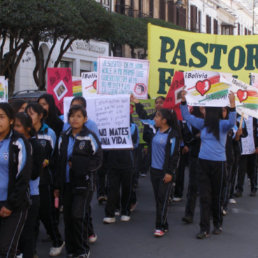 MASIVA. Cientos de padres de familia, profesores y alumnos marcharon para expresar su rechazo al aborto y decirle 