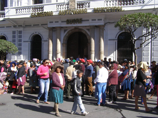 PROTESTA. Los paps en plaza 25 de Mayo.