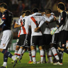 Los jugadores de River Plate celebran el gol de la victoria anoche, sobre San Lorenzo de Almagro.