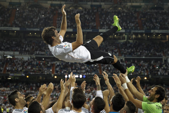 Los jugadores del Real Madrid arrojan por los aires a Ral, luego del cotejo.