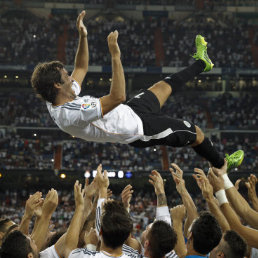 Los jugadores del Real Madrid arrojan por los aires a Ral, luego del cotejo.