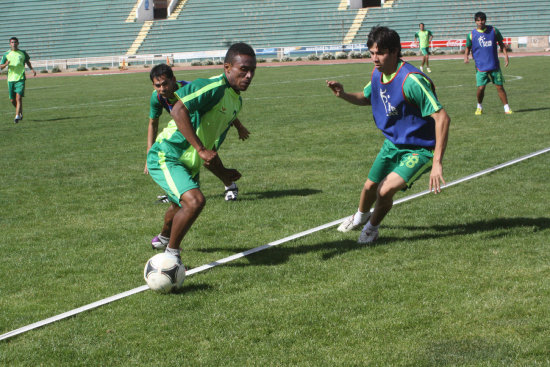 Ramiro Ballivin (i) aline ayer en el equipo titular; abajo, otra escena de la prctica de ftbol en el estadio Patria.