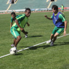 Ramiro Ballivin (i) aline ayer en el equipo titular; abajo, otra escena de la prctica de ftbol en el estadio Patria.