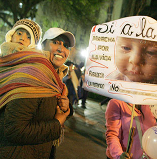 EN LA PAZ. La marcha en la Sede de Gobierno se desarroll por la noche, mientras que en Sucre, el mismo mensaje recorri las calles durante la maana.