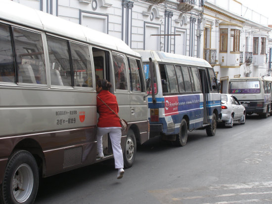 DEBILIDAD. Tanto pasajeros como conductores carecen de educacin val. Los micreros exigen que la Alcalda tome iniciativas.