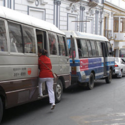 DEBILIDAD. Tanto pasajeros como conductores carecen de educacin val. Los micreros exigen que la Alcalda tome iniciativas.