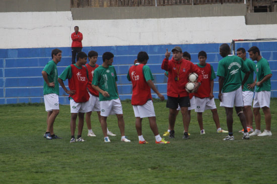 El entrenador Javier Vega da instrucciones a su equipo.