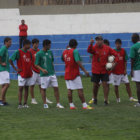 El entrenador Javier Vega da instrucciones a su equipo.