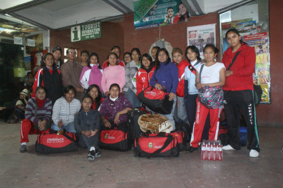 Las integrantes de Deportivo Chuquisaca minutos antes de viajar.