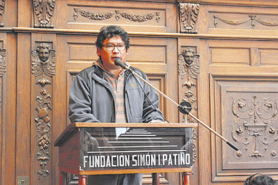 ESCRITOR. Alex Ailln durante la presentacin del libro en el Centro Cultural Simn I. Patio.