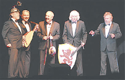 ESPECTCULO. Les Luthiers durante su presentacin en Santa Cruz.