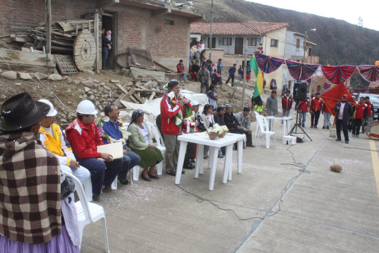 ENTREGA. Autoridades y vecinos celebraron la conclusin e inauguracin oficial de la va.