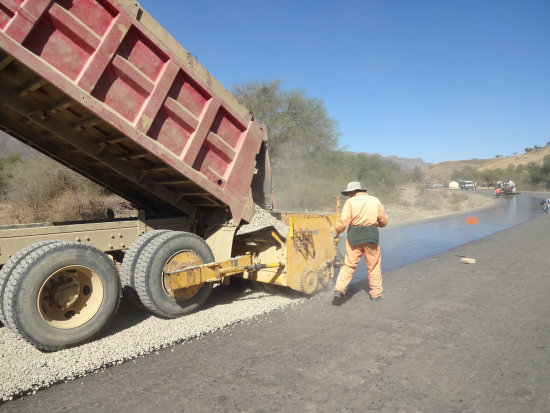 PAVIMENTADO. El vaciado de la capa de rodadura con tratamiento superficial doble en el tramo Zudez-Padilla, proyecto de 68 kilmetros de longitud que a la fecha tiene un avance del 24%.