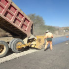 PAVIMENTADO. El vaciado de la capa de rodadura con tratamiento superficial doble en el tramo Zudez-Padilla, proyecto de 68 kilmetros de longitud que a la fecha tiene un avance del 24%.