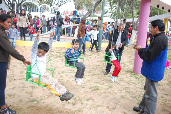 REPLETO. Cada fin de semana el parque infantil recibe la visita de miles de nios.