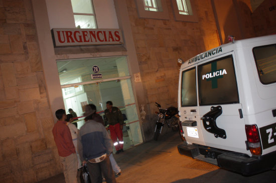 AUXILIO. Uno de los atropellados fue conducido al Hospital donde falleci.