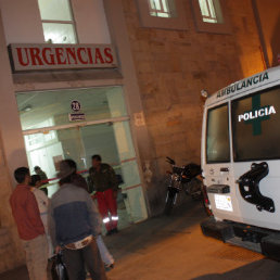 AUXILIO. Uno de los atropellados fue conducido al Hospital donde falleci.