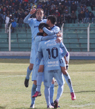 Los jugadores de Bolvar celebran una de las dianas de la goleada sobre Real Potos, en la Villa Imperial.