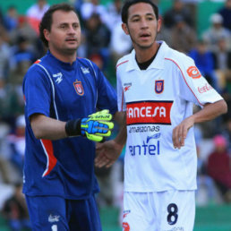 El golero Marcelo Robledo es felicitado por su compaero Mauricio Saucedo (d) tras tapar el penal.