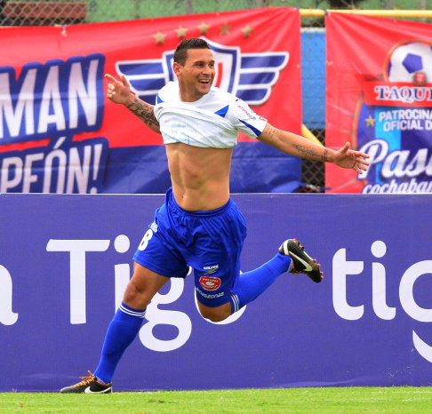 El delantero Neumann celebra el gol marcado ayer, en suelo cochabambino. Abajo, una jugada protagonizada por un jugador aviador y otro santo.