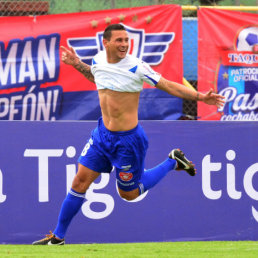 El delantero Neumann celebra el gol marcado ayer, en suelo cochabambino. Abajo, una jugada protagonizada por un jugador aviador y otro santo.