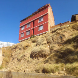 RECLAMO. Propietarios de viviendas se quejan de la precariedad de su calle y piden la construccin de un muro de contencin.