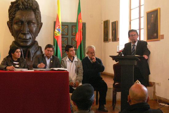 REUNIN. El ministro de Culturas, Pablo Groux anuncia el apoyo a los proyectos musesticos.