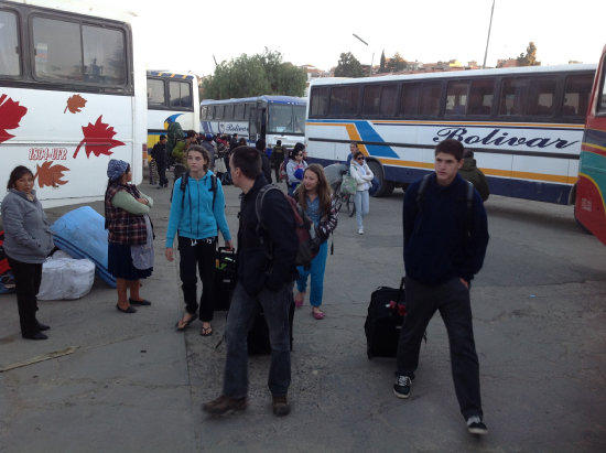 INCMODO: La actual Terminal de buses slo cuenta con diez carrilles, por lo que las empresas suben y bajan pasajeros en cualquier parte.