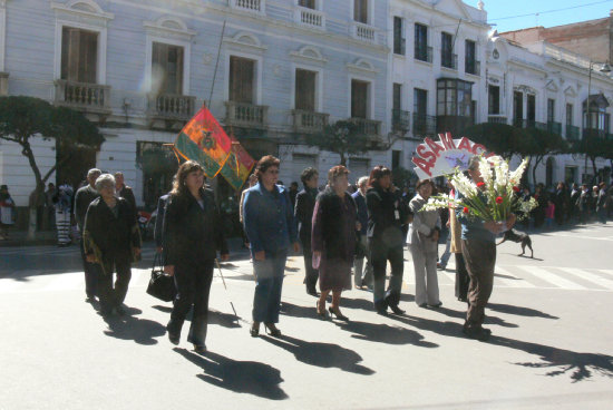 FESTEJO. Distintas organizaciones de adultos mayores desfilaron ayer por plaza 25 de Mayo.