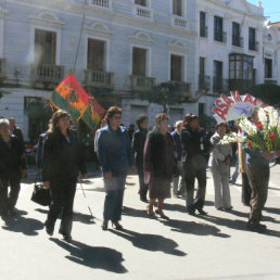 FESTEJO. Distintas organizaciones de adultos mayores desfilaron ayer por plaza 25 de Mayo.