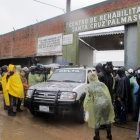 MATANZA. Policas, fiscales y forenses investigan los hechos de Palmasola para dar con los responsables.