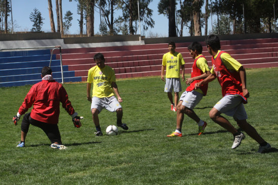 Los jugadores que no viajaron a Montero sostuvieron una sesin futbolstica en la cancha de Fancesa.