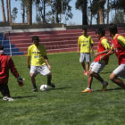 Los jugadores que no viajaron a Montero sostuvieron una sesin futbolstica en la cancha de Fancesa.