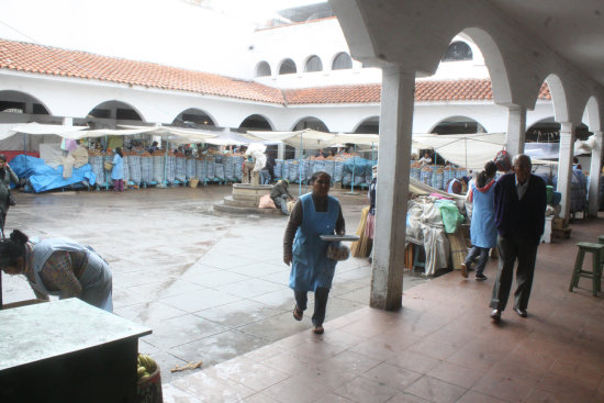 CAMPAA. El estado del Mercado Central en la limpieza del pasado domingo.