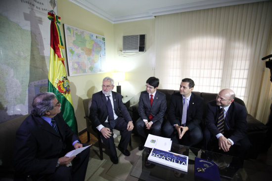 APOYO. Legisladores brasileos visitaron ayer la Embajada nacional en Brasilia para expresar su rechazo a la forma en que Pinto sali del pas.