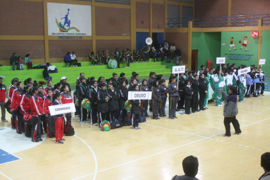 Las seis selecciones partipantes desfilaron anoche, en el acto inaugural del certamen nacional de baloncesto.