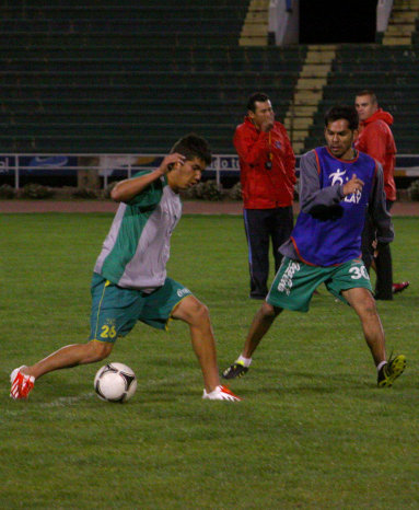 Una escena de la prctica de anoche, en el estadio Patria, donde fue presentado Oscar Gonzales