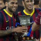 Los jugadores brasileos del Barcelona Dani Alves (i) y Neymar, con el trofeo de la Supercopa de Espaa.