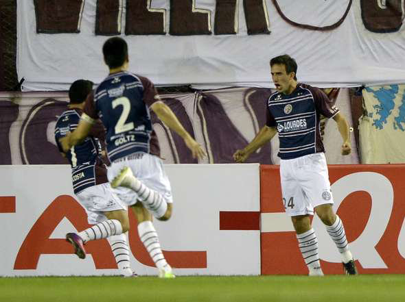 El equipo granate super por 2-0 a Racing, en el duelo de argentinos.