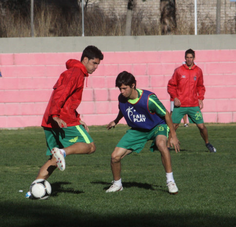 Los estudiantiles cerraron prcticas ayer, en El Bosquecillo de Fancesa; abajo, los jugadores de Aurora ya se encuentran desde ayer en Sucre.