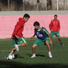 Los estudiantiles cerraron prcticas ayer, en El Bosquecillo de Fancesa; abajo, los jugadores de Aurora ya se encuentran desde ayer en Sucre.