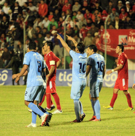 Los jugadores de la Academia celeste celebran uno de los tantos anotados anoche, en Montero.