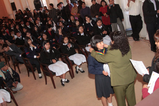 RECONOCIMIENTO. Estudiantes destacados recibieron becas y certificados.