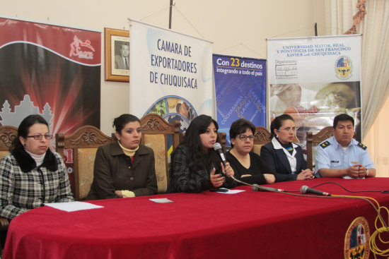 LANZAMIENTO. Representantes de la CADEX Chuquisaca y otras instituciones en el lanzamiento de la primera Expo Turismo 