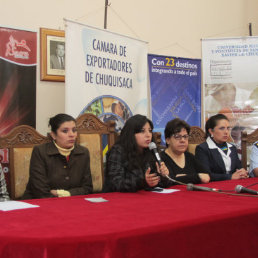 LANZAMIENTO. Representantes de la CADEX Chuquisaca y otras instituciones en el lanzamiento de la primera Expo Turismo 