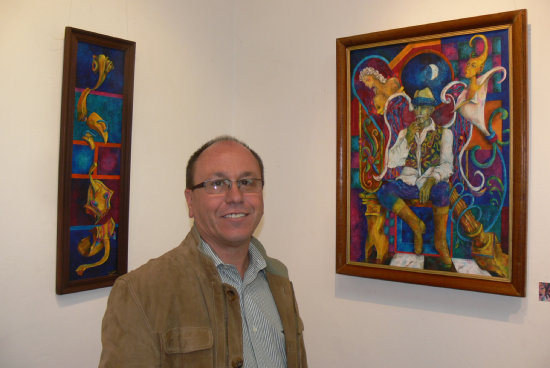 EXPOSICIN: El pintor Edgar Urioste junto a dos de sus obras.