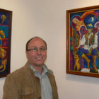 EXPOSICIN: El pintor Edgar Urioste junto a dos de sus obras.