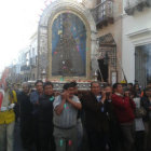 PROCESIN. Devotos llevaron a la Virgen.