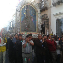 PROCESIN. Devotos llevaron a la Virgen.